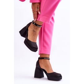 Muodikkaat pumput massiivisilla korkokengillä, joissa on zirkonia musta Adel 2