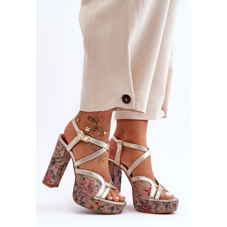 Nahkasandaalit korkokengillä Maciejka 06084-25 kultaa kultainen 1