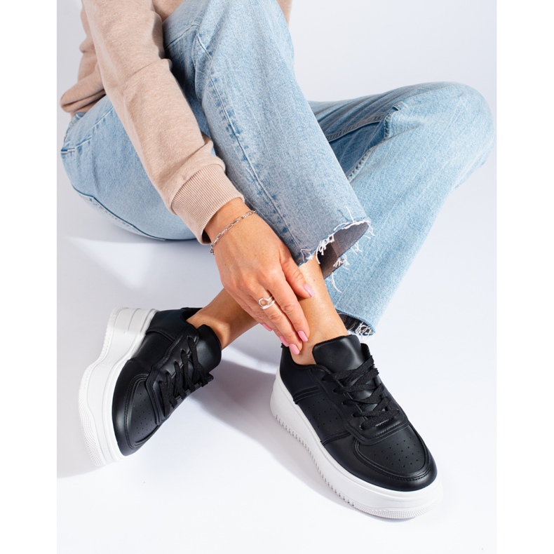 Shelovetin mustat tennarit korkealla alustalla 1