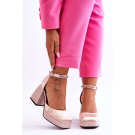 Muodikkaat pumput massiivisilla korkokengillä, joissa on zirkonia beige Adel 2