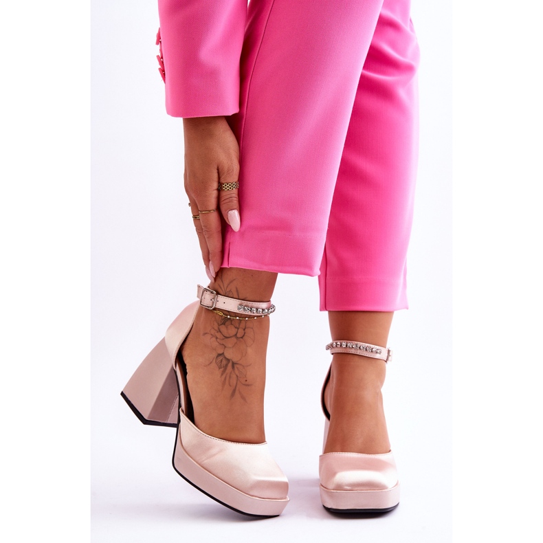 Muodikkaat pumput massiivisilla korkokengillä, joissa on zirkonia beige Adel 2