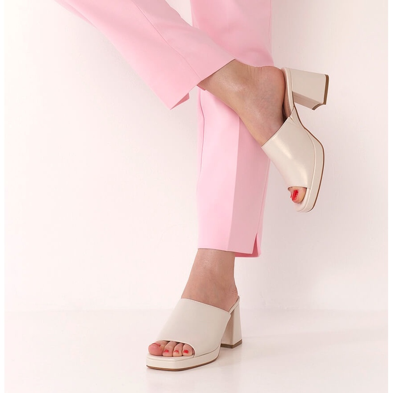 Naisten helmisandaalit tolppanauhassa Sergio Leone KL322 beige 2