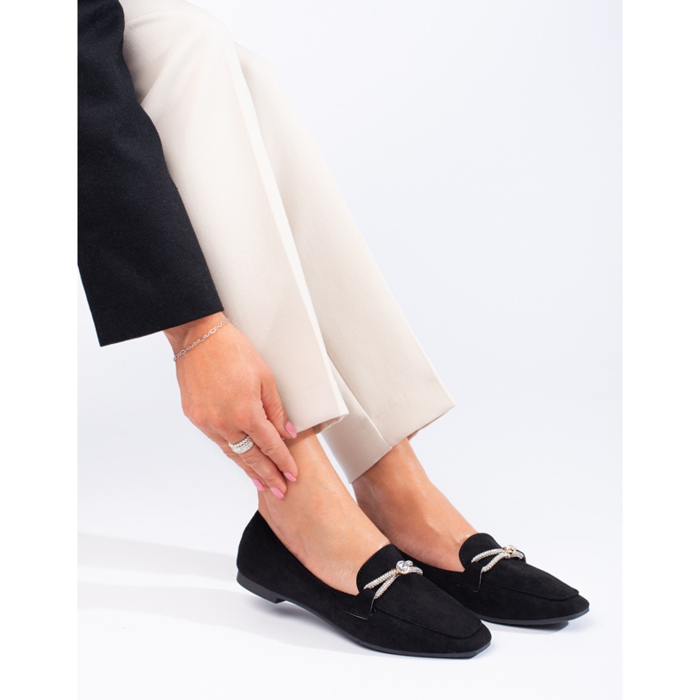 Shelovet musta mokkanahka koristeltu slip-on loafers 1