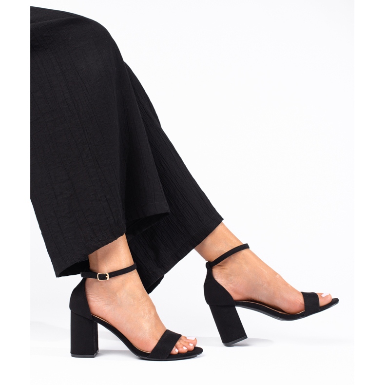 Naisten klassiset sandaalit beigessä Shelovet-tolppassa musta 1