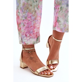 Nahkasandaalit korkokengillä Pelkkä kulta Inspiroi minua! kultainen 2