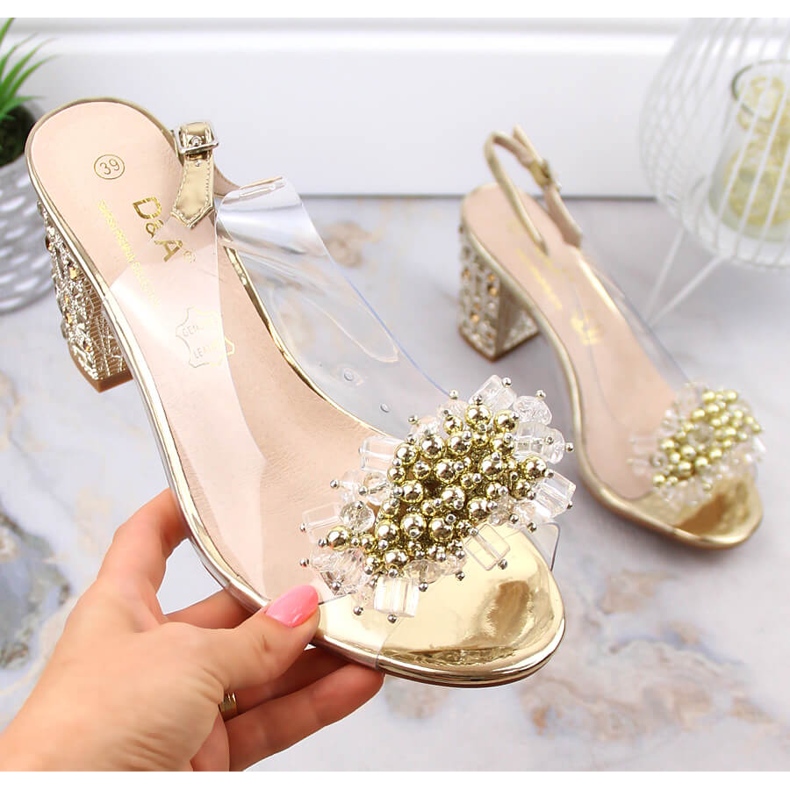Naisten läpinäkyvät sandaalit kultatolppassa helmillä S.Barski MR1037-19 kultainen 1