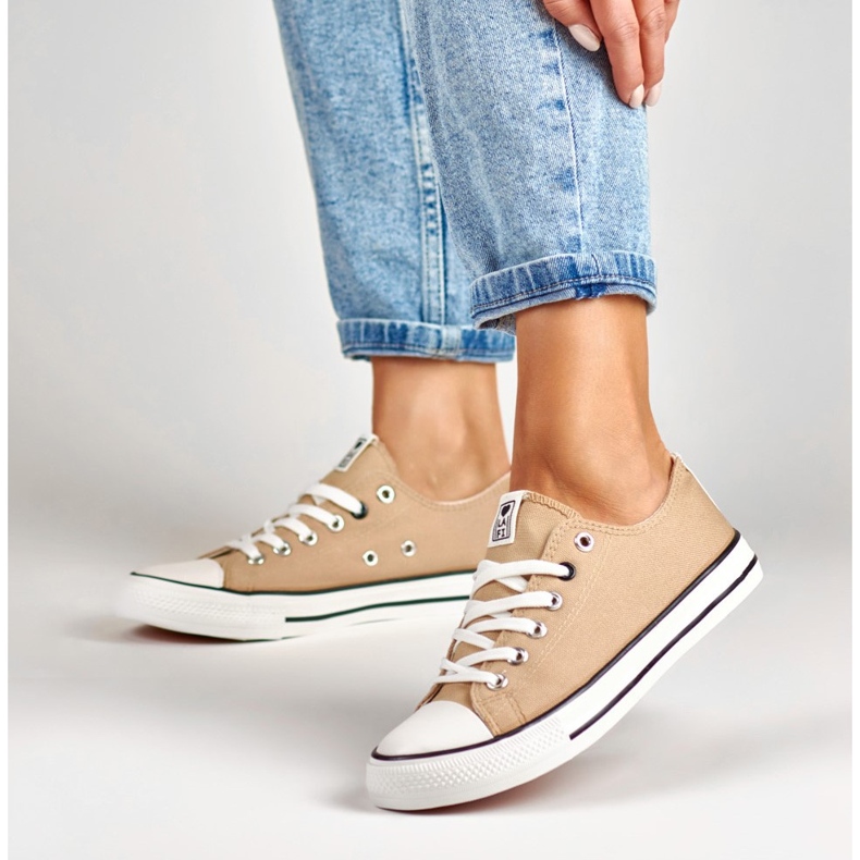 La.Fi:n beigenväriset tennarit 1