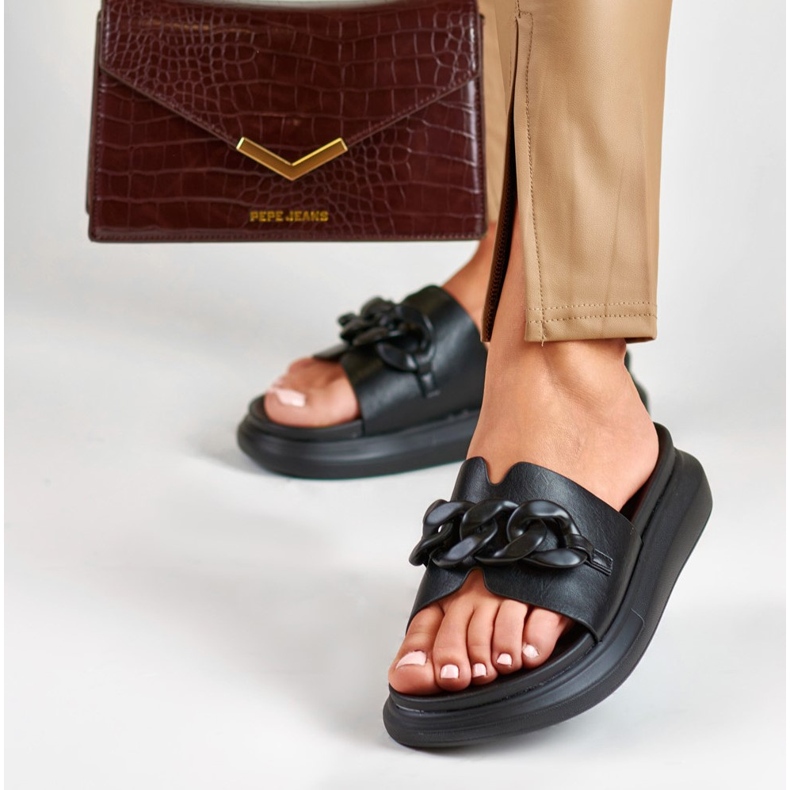 La.Fi Mustat varvastossut ketjulla 1