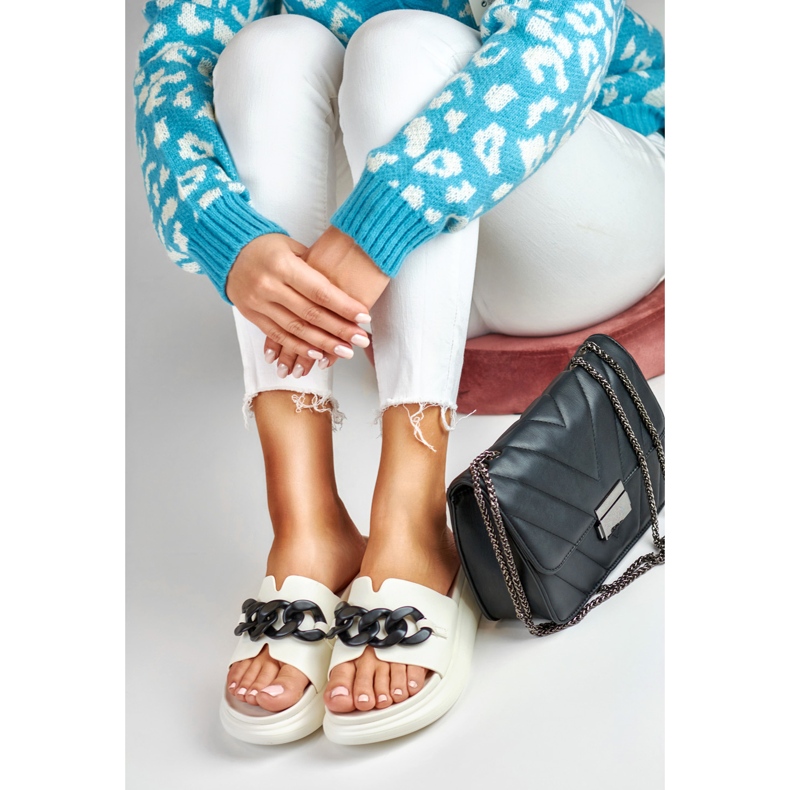 La.Fi Valkoiset varvastossut mustalla ketjulla valkoinen 2