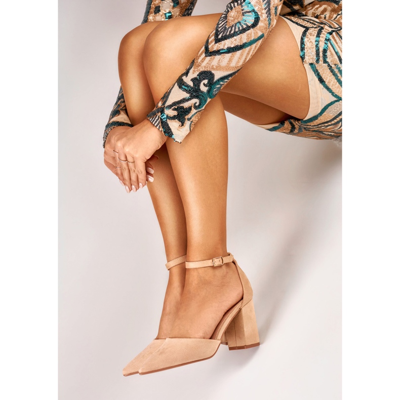 Beiget pumput nilkasta kiinnitettävässä tolppassa 1