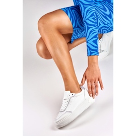 Valkoiset lenkkarit hopeisilla asusteilla valkoinen 2