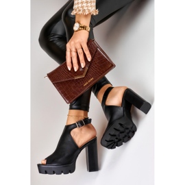 Mustat saappaat avoimella kantapäällä 2