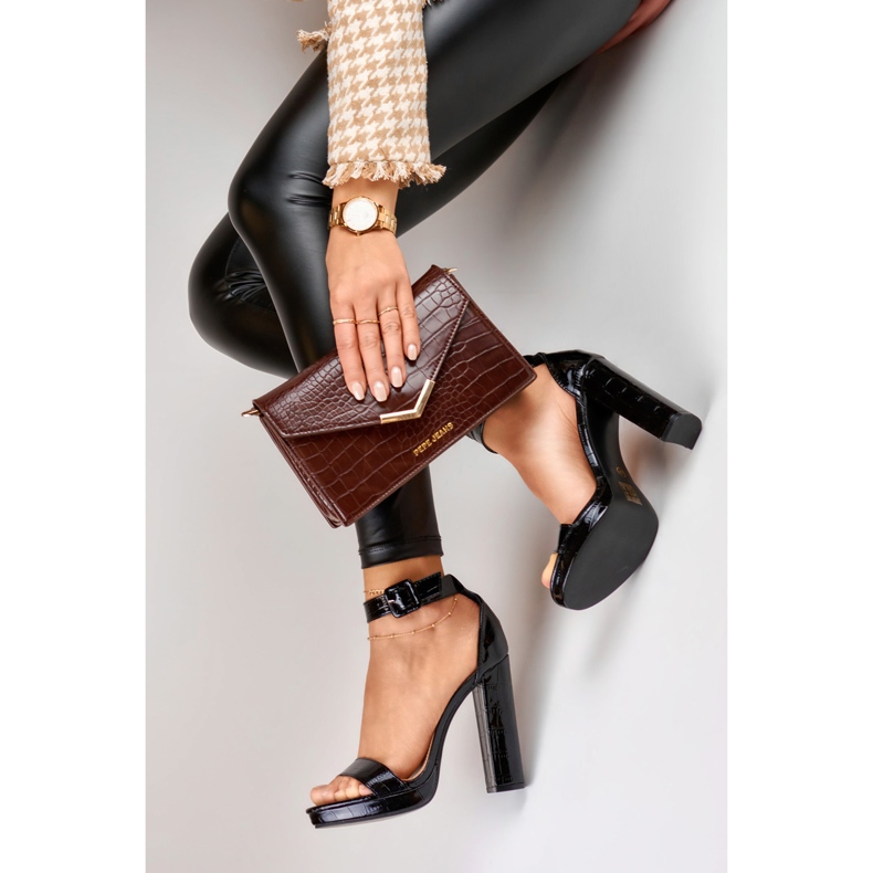 Mustat lakatut korkeakorkoiset sandaalit 2