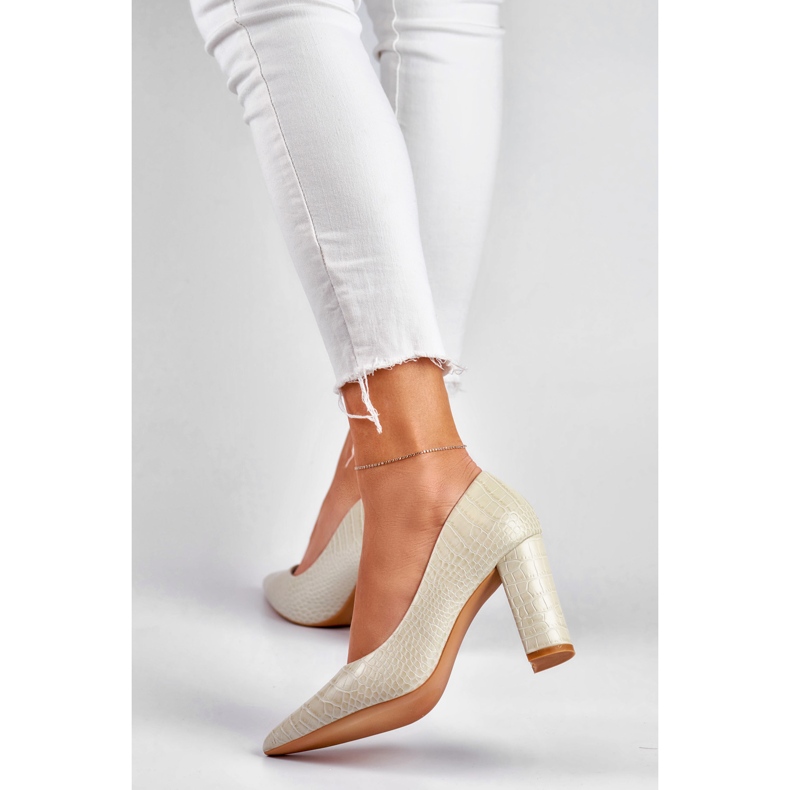 Kirkkaat pumput eko-nahasta valmistetussa tolpan päällä harmaa 1