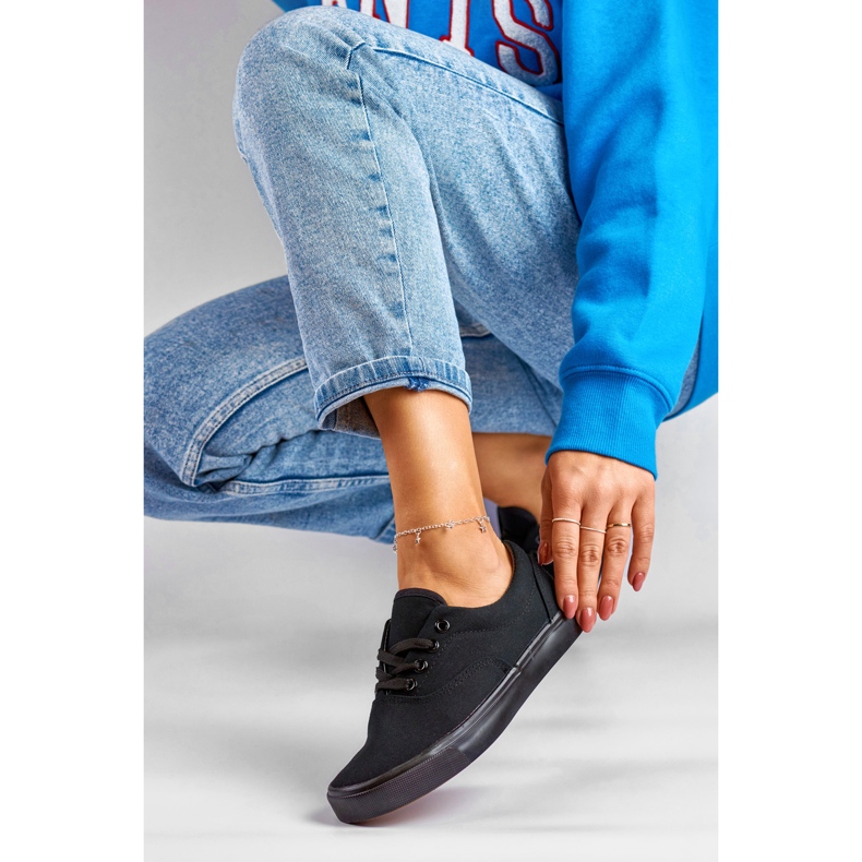 Klassiset naisten lenkkarit mustalla pohjalla 1