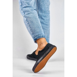 Klassiset naisten lenkkarit mustalla pohjalla 2