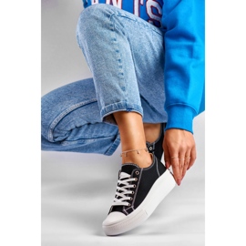 Mustat lenkkarit matalalla alustalla 1