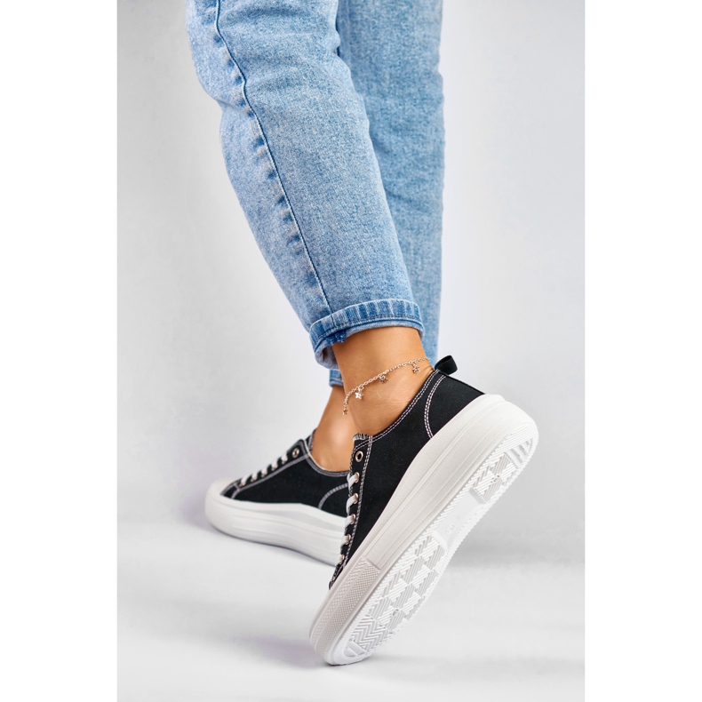 Mustat lenkkarit matalalla alustalla 2