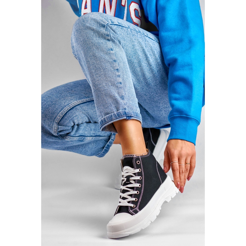 Mustat lenkkarit nilkan yläpuolella 1