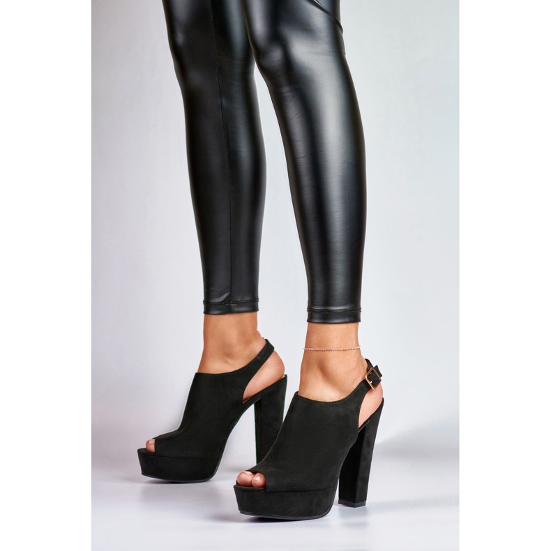 Mustat korkeakorkoiset sandaalit, joissa avoin kärki ja kantapää 1