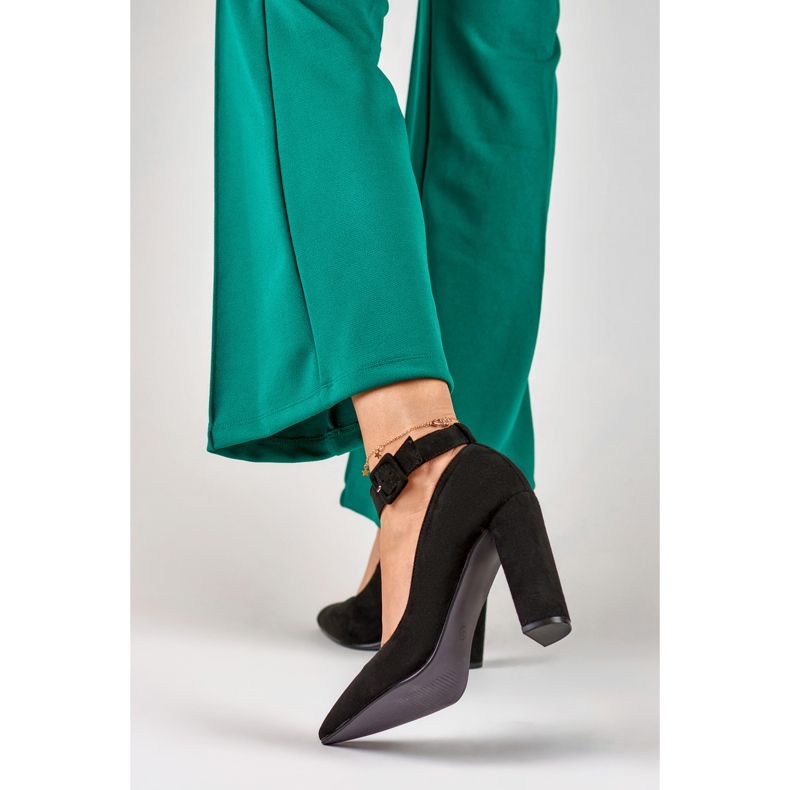 Naisten mustat pumput, jotka kiinnitetään nilkkaan 2