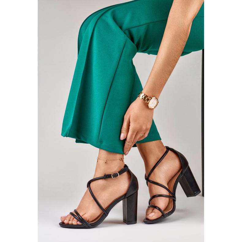 Mustat naisten sandaalit Isan-postissa 1