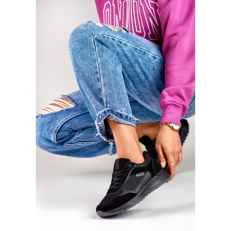 Mustat naisten urheilukengät mustalla pohjalla 1