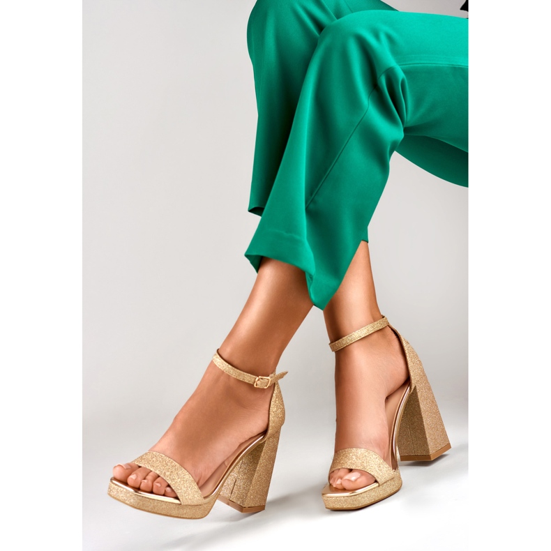Kullanväriset kiiltävät sandaalit leveällä korkokenällä kultainen 1