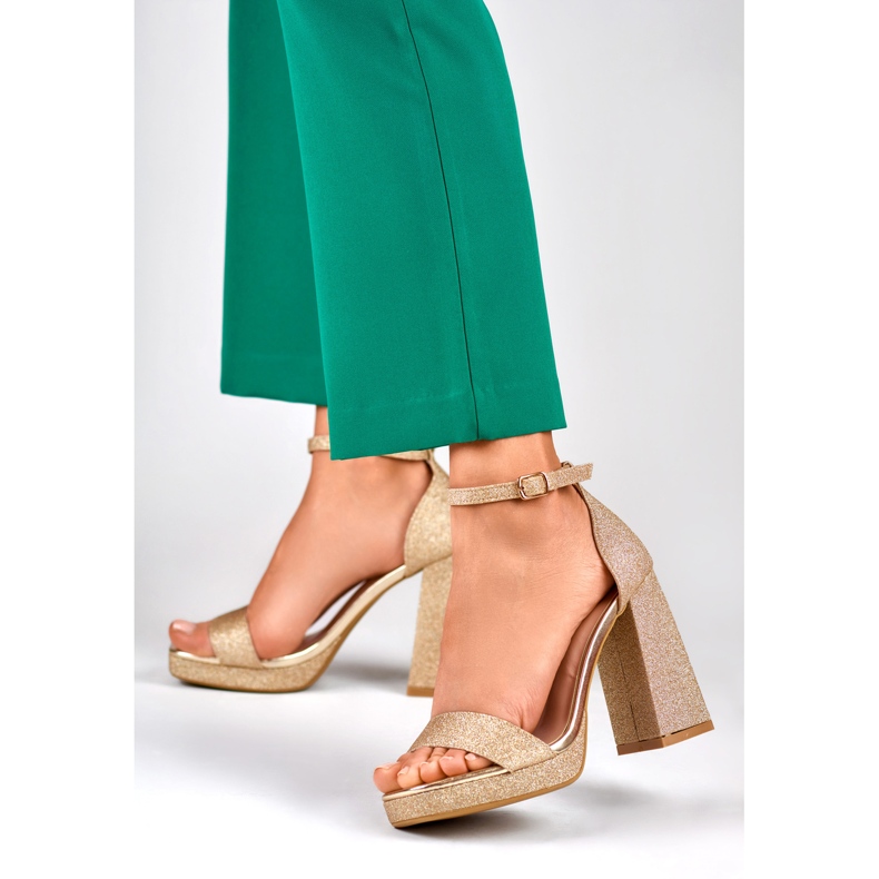 Kullanväriset kiiltävät sandaalit leveällä korkokenällä kultainen 2