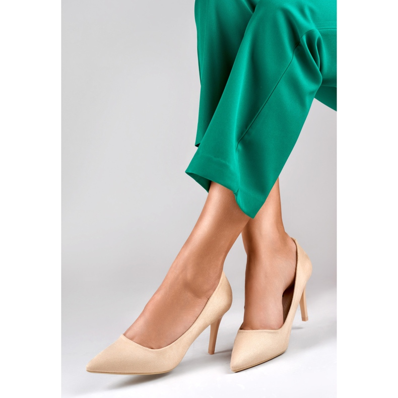 Beiget klassiset mokkanahkaiset korkokengät 1