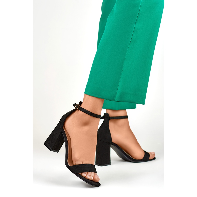 Mustat korkokengät sandaalit 1