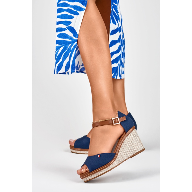 Naisten laivastonsiniset kiila sandaalit merkiltä Tomm sininen 2