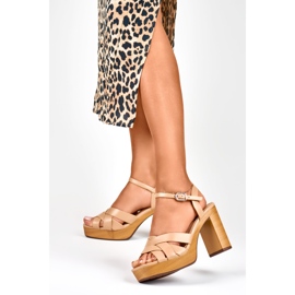 Naisten beige-sandaalit tolppassa 1