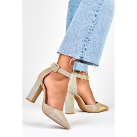 Kultaiset brokadipumput kiinnitetty nilkkaan kultainen 1