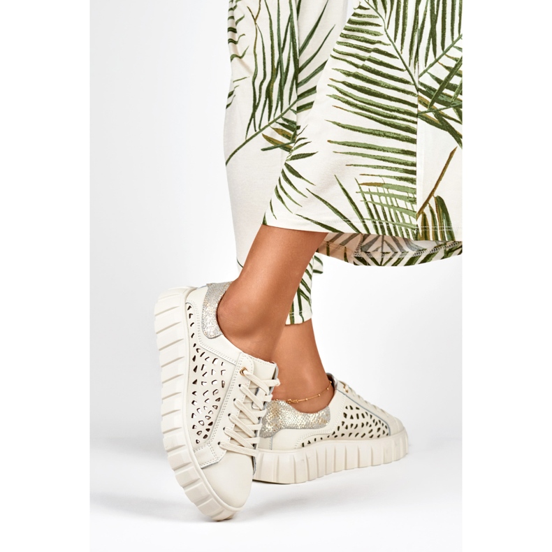 Naisten beigenväriset urheilukengät luonnonnahasta 2