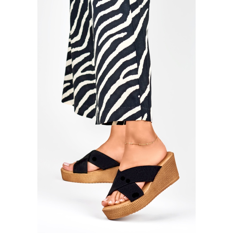 Naisten mustat kiilatossut 2