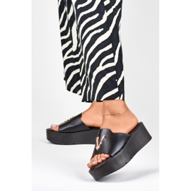 Naisten mustat kiila sandaalit kullanvärisillä koristeilla 2