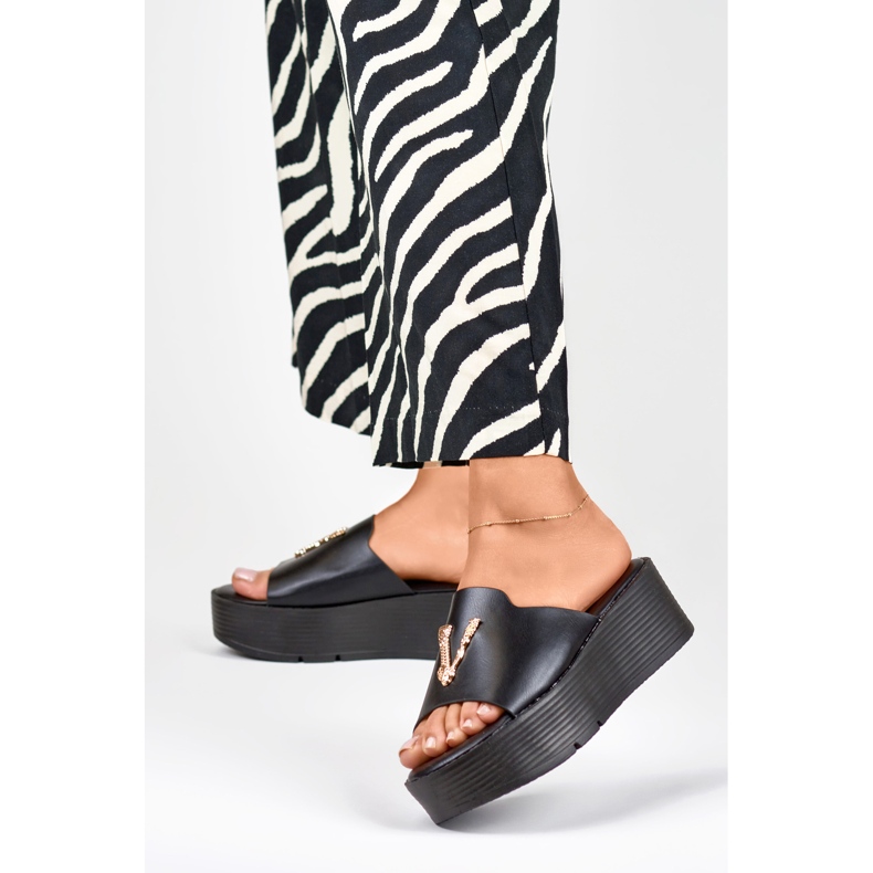 Naisten mustat kiila sandaalit kullanvärisillä koristeilla 2