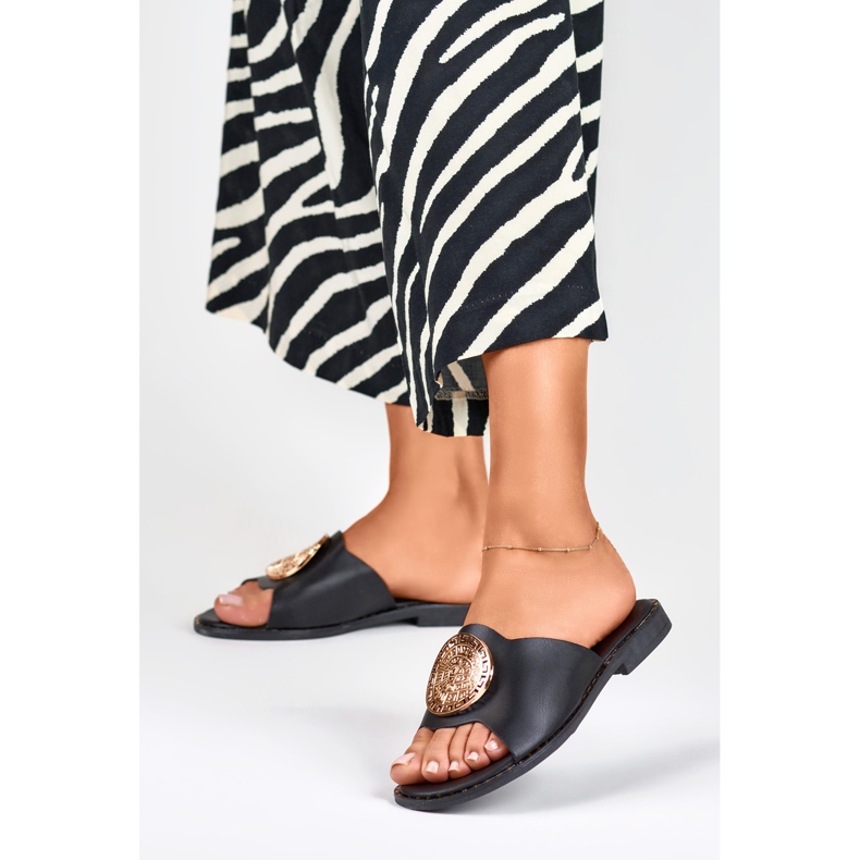 Naisten mustat tossut kullanvärisillä koristeilla 2