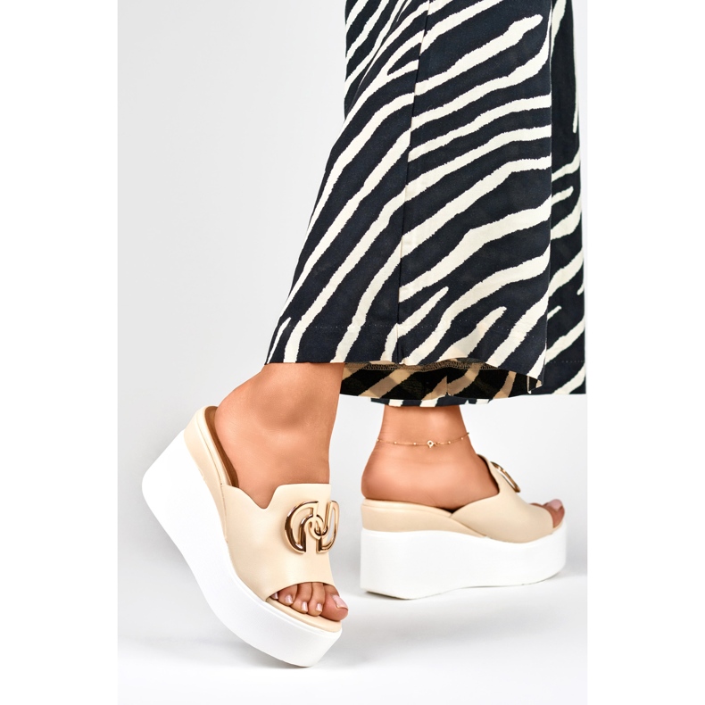 Naisten tyylikkäät beigenväriset kiilatossut 1