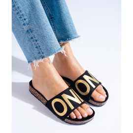 Mustat varvastossut kultakirjoituksella Shelovet-lakissa 1