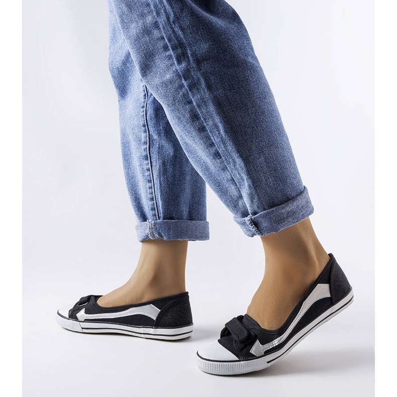 Winifredin mustat tekstiililenkkarit 1