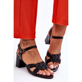 Nahkasandaalit mustalla merielillä 2