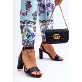 Klassiset naisten sandaalit kantapäällä musta treada 1