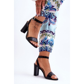 Klassiset naisten sandaalit kantapäällä musta treada 2