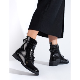 Shelovet mustaksi lakatut työntekijät 1