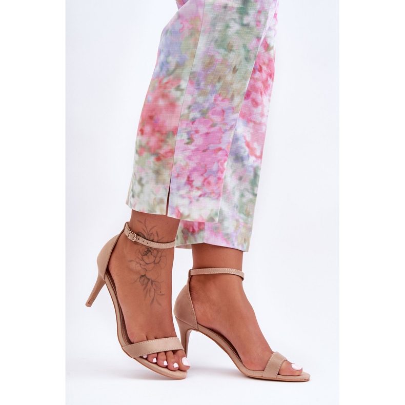 Klassiset mokkanahkaiset sandaalit beigenvärisellä Tossa-korkokenkolla 1