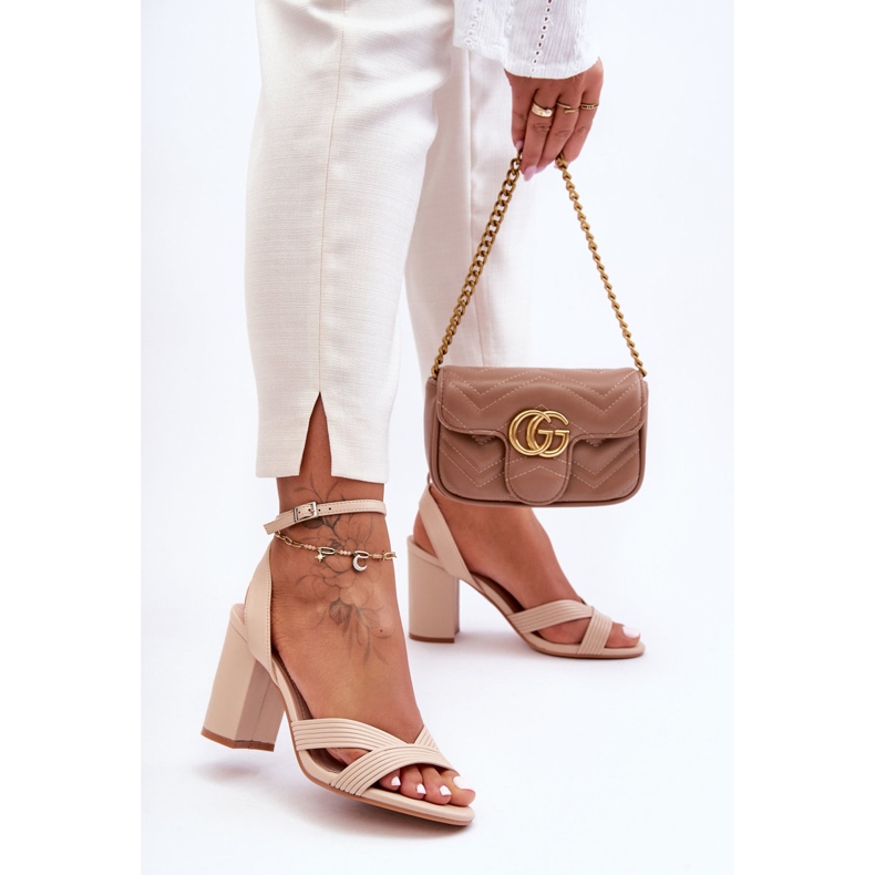 Klassiset nahkasandaalit beigellä Zipola-korolla 1