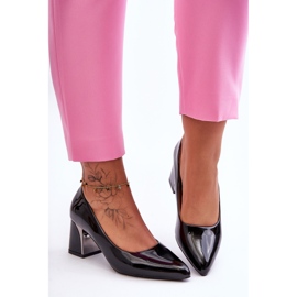 Tyylikkäät lakatut pumput kantapäässä musta Emma 1