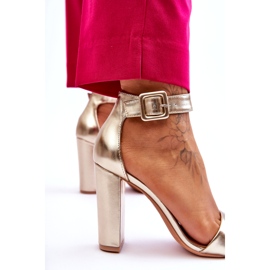 Kultaiset metalliset korkeakorkoiset sandaalit kultainen 2